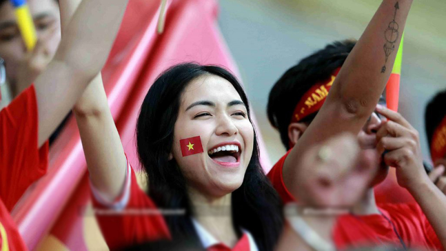 Nữ ca sĩ cùng các cổ động viên nước nhà "quẩy" tưng bừng trước chiến thắng ấn tượng của U23 Việt Nam. (Ảnh: Internet) Nữ ca sĩ cùng các cổ động viên nước nhà "quẩy" tưng bừng trước chiến thắng ấn tượng của U23 Việt Nam. (Ảnh: Internet)