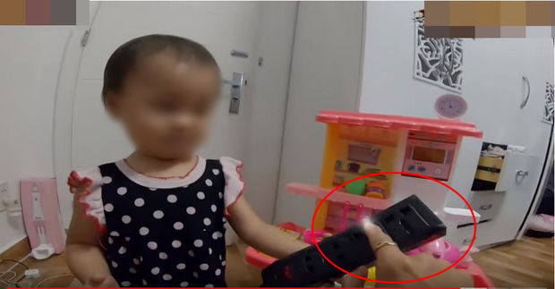 Đoạn cô bé 1 tuổi dùng ổ điện để “troll” nam thanh niên 23 tuổi. (Ảnh: Internet) Đoạn cô bé 1 tuổi dùng ổ điện để “troll” nam thanh niên 23 tuổi. (Ảnh: Internet)