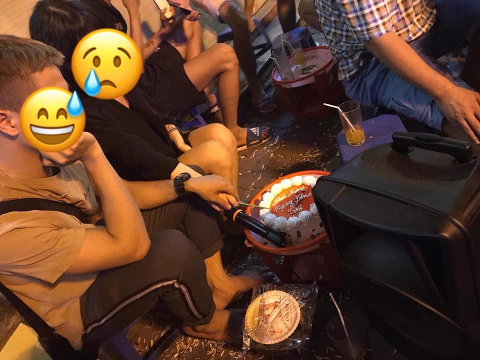 Chàng trai và cô gái đã chia tay trong vui vẻ, mặc dù bài Vợ Người Ta vẫn có ý trách móc. Chàng trai và cô gái đã chia tay trong vui vẻ, mặc dù bài Vợ Người Ta vẫn có ý trách móc.