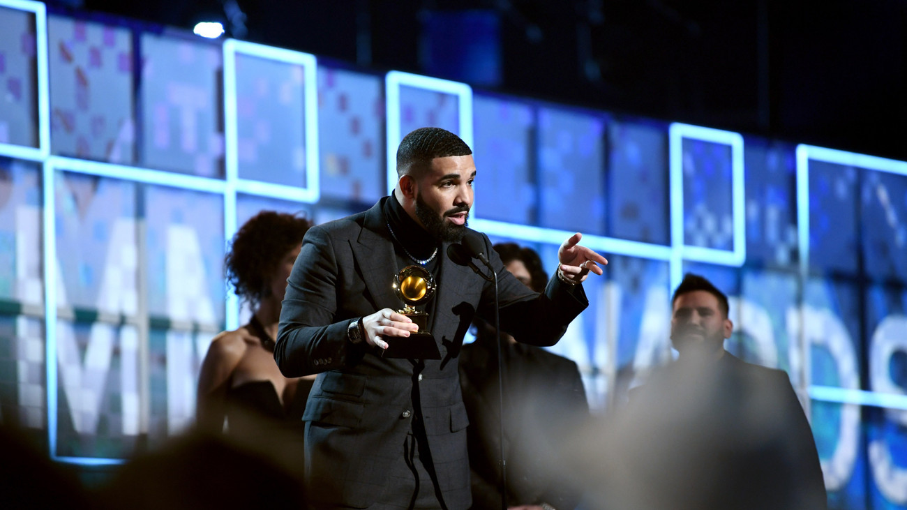 Nam rapper Drake phát biểu khi giành chiến thắng hạng mục Ca khúc nhạc Rap xuất sắc với God's Plan. Ảnh: Gettyimages. Nam rapper Drake phát biểu khi giành chiến thắng hạng mục Ca khúc nhạc Rap xuất sắc với God's Plan. Ảnh: Gettyimages.