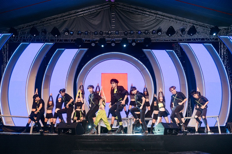 Nhóm #C1503 (nhóm đạt giải nhất hạng mục nhảy của Vòng loại Changwon K-pop World Festival 2019 tại Việt Nam) biểu diễn. Nhóm #C1503 (nhóm đạt giải nhất hạng mục nhảy của Vòng loại Changwon K-pop World Festival 2019 tại Việt Nam) biểu diễn.