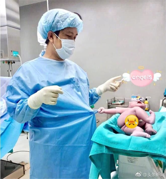 Hình ảnh cậu bé nắm áo, gào khóc "bắt đền" bác sĩ khi vừa chào đời khiến nhiều người thích thú. Hình ảnh cậu bé nắm áo, gào khóc "bắt đền" bác sĩ khi vừa chào đời khiến nhiều người thích thú.