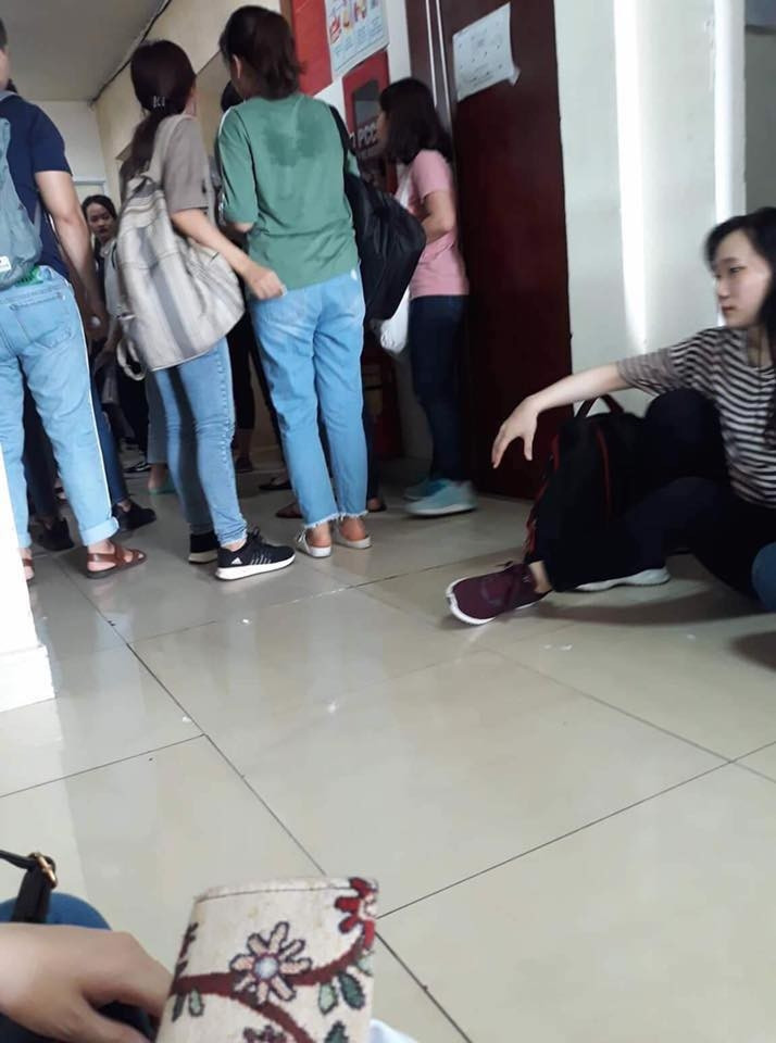 Khi được vào trong, nhiều người vẫn phải vạ vật trong trung tâm để chờ đợi đăng kí dự thi. (Ảnh: Ms Hoa Toeic) Khi được vào trong, nhiều người vẫn phải vạ vật trong trung tâm để chờ đợi đăng kí dự thi. (Ảnh: Ms Hoa Toeic)