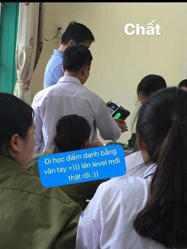 Đây là lớp học trong ảnh thuộc THPT Bạch Đằng, quận Thủy Nguyên, thành phố Hải Phòng. Đây là một trong số những trường THPT áp dụng công nghệ điểm danh bằng vân tay sớm nhất cả nước Đây là lớp học trong ảnh thuộc THPT Bạch Đằng, quận Thủy Nguyên, thành phố Hải Phòng. Đây là một trong số những trường THPT áp dụng công nghệ điểm danh bằng vân tay sớm nhất cả nước