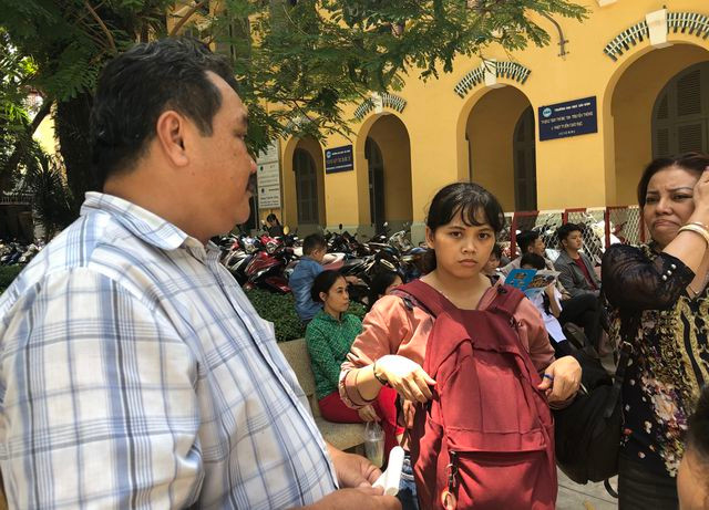 Bố thí sinh N.H.N.H chia sẻ với các phóng viên về sự cố của con mình "thi năng khiếu điểm rất cao nhưng rớt vì quy định điểm sàn môn văn hoá không đạt" Bố thí sinh N.H.N.H chia sẻ với các phóng viên về sự cố của con mình "thi năng khiếu điểm rất cao nhưng rớt vì quy định điểm sàn môn văn hoá không đạt"