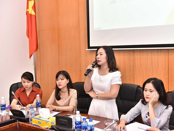 Cô Phạm Thúy Ngọc (giữa) - Phó hiệu trưởng trường THCS Trung Tú Cô Phạm Thúy Ngọc (giữa) - Phó hiệu trưởng trường THCS Trung Tú