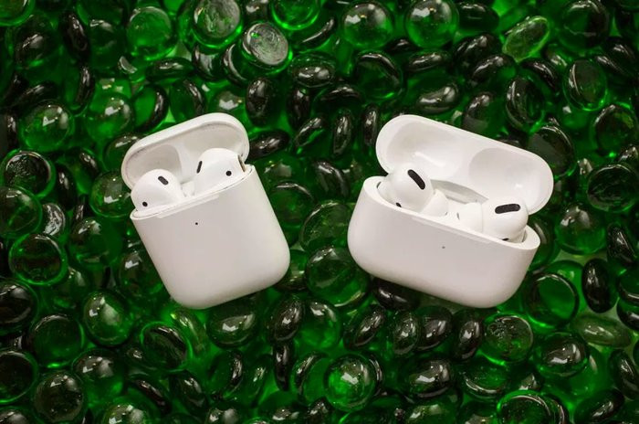 AirPods 2 (bên trái) và AirPods Pro (bên phải). (Ảnh: CNET) AirPods 2 (bên trái) và AirPods Pro (bên phải). (Ảnh: CNET)