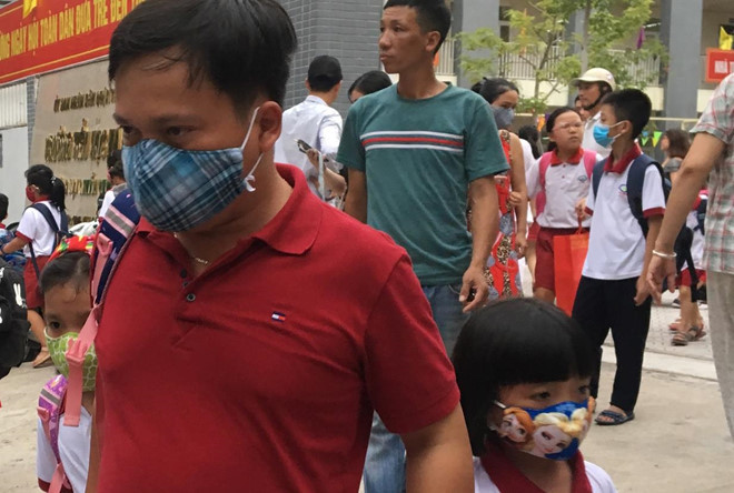 Nhiều phụ huynh, học sinh tại trường Tiểu học Hạ Đình lo lắng về sức khỏe của con em mình. Ảnh: Q.Q. Nhiều phụ huynh, học sinh tại trường Tiểu học Hạ Đình lo lắng về sức khỏe của con em mình. Ảnh: Q.Q.
