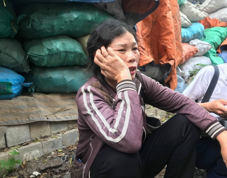 Nhiều người thất thần tại hiện trường chờ nhận thi thể người thân. Nhiều người thất thần tại hiện trường chờ nhận thi thể người thân.
