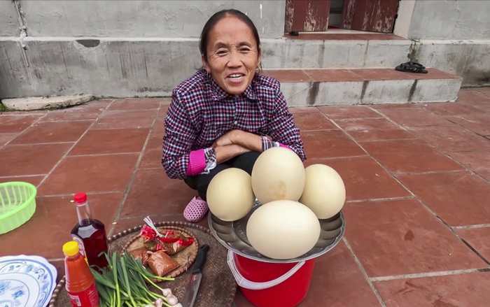 Vlog này của bà Tân thu hút khá nhiều sự quan tâm của cộng đồng mạng nhờ chi bạo. (Ảnh: Bà Tân Vlog) Vlog này của bà Tân thu hút khá nhiều sự quan tâm của cộng đồng mạng nhờ chi bạo. (Ảnh: Bà Tân Vlog)