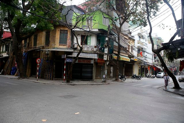 Phố Hàng Vải, khu vực luôn nhộn nhịp giao thương và khách du lịch, hôm nay vắng lặng lạ thường. Phố Hàng Vải, khu vực luôn nhộn nhịp giao thương và khách du lịch, hôm nay vắng lặng lạ thường.