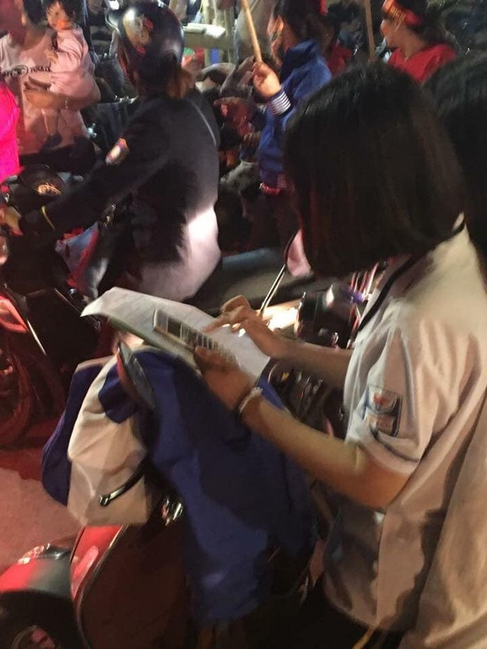 Người người, nhà nhà đi “bão”, kẹt xe tắc đường chắc còn lâu nên cô bạn tranh thủ ôn bài. Biết làm sao được khi ngày mai đã thi rồi (Ảnh: Thành Trí). Người người, nhà nhà đi “bão”, kẹt xe tắc đường chắc còn lâu nên cô bạn tranh thủ ôn bài. Biết làm sao được khi ngày mai đã thi rồi (Ảnh: Thành Trí).