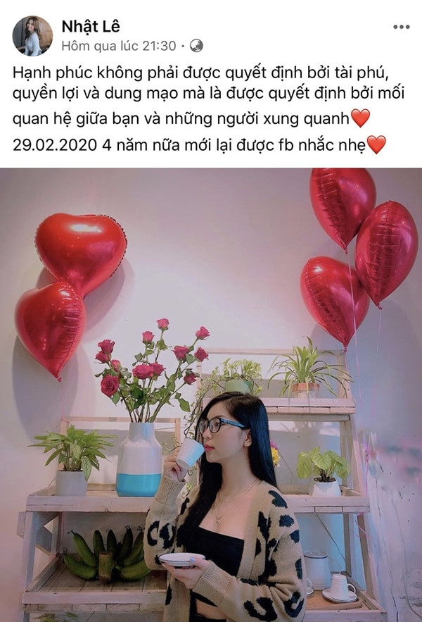 Nhật Lê dường như đang đắm chìm trong hạnh phúc. Nhật Lê dường như đang đắm chìm trong hạnh phúc.