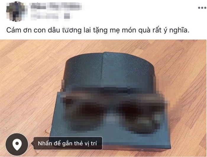Thế nhưng sau đó ít ngày chàng trai giật mình thấy chiếc kính mình tặng người yêu đã về tay người khác. Thế nhưng sau đó ít ngày chàng trai giật mình thấy chiếc kính mình tặng người yêu đã về tay người khác.