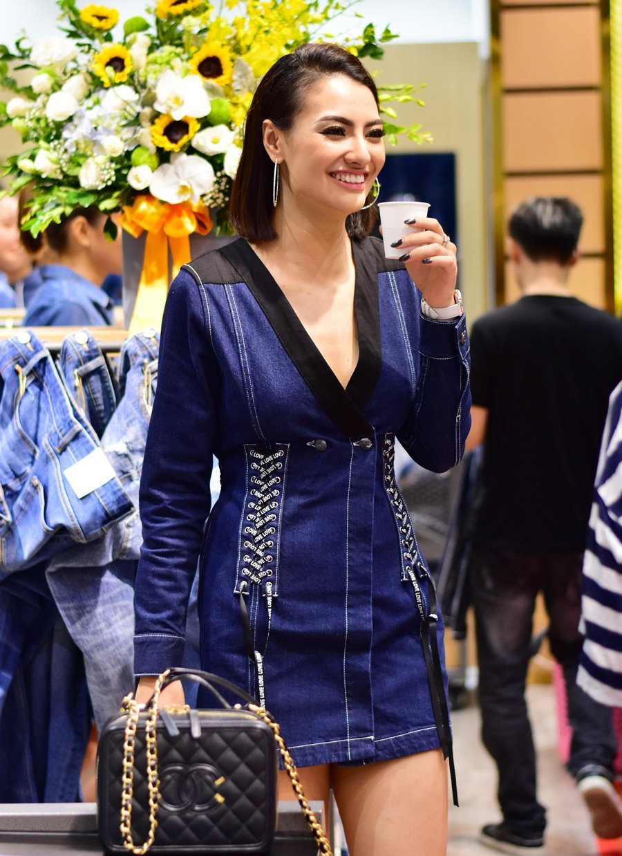 Vẻ ngoài rạng rỡ cùng thân hình siêu mẫu của Hồng Quế trở thành tâm điểm trong sự kiện. Vẻ ngoài rạng rỡ cùng thân hình siêu mẫu của Hồng Quế trở thành tâm điểm trong sự kiện.