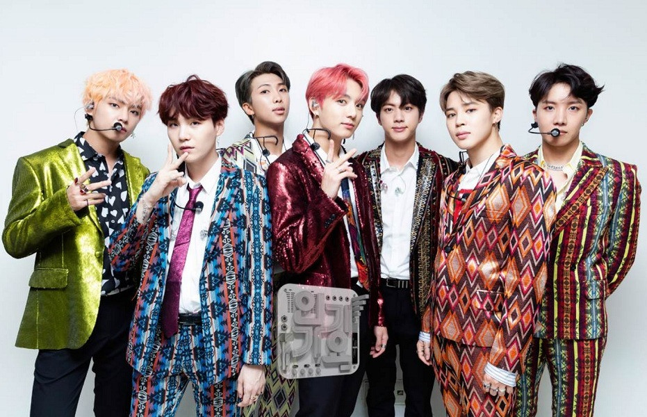 Nói vậy thôi, chứ BTS cũng có những lúc diện đồ rực rỡ chẳng kém ai