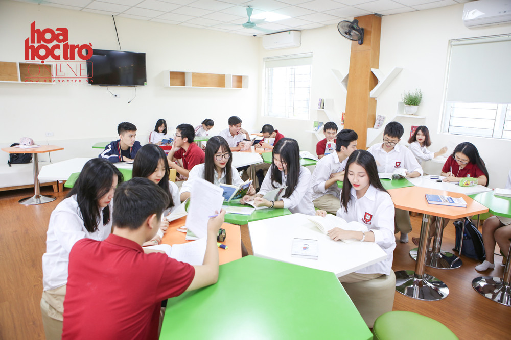 Thư viện được bài trí đẹp với đa dạng đầu sách. Thư viện được bài trí đẹp với đa dạng đầu sách.