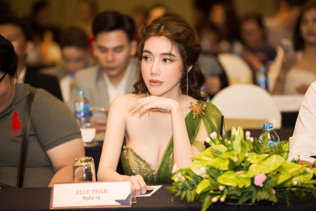 Ngoài các yếu tố chuyên môn, Elly Trần cũng chú trọng về ngoại hình của mình cho lần “tái xuất”. Cụ thể, cô duy trì thói quen ăn uống và tập luyện điều độ Thời gian vừa qua, Elly đã giảm thêm 3kg trước khi bắt đầu những dự án của mình. Ngoài các yếu tố chuyên môn, Elly Trần cũng chú trọng về ngoại hình của mình cho lần “tái xuất”. Cụ thể, cô duy trì thói quen ăn uống và tập luyện điều độ Thời gian vừa qua, Elly đã giảm thêm 3kg trước khi bắt đầu những dự án của mình.