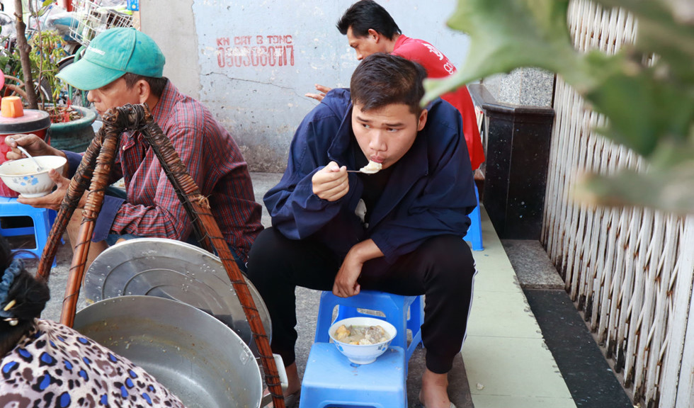 Xì xụp ăn bánh canh dù mồ hôi ròng ròng. Ảnh: VŨ PHƯỢNG. Xì xụp ăn bánh canh dù mồ hôi ròng ròng. Ảnh: VŨ PHƯỢNG.