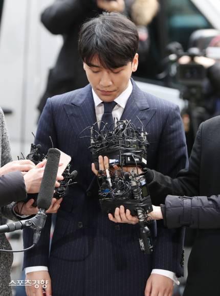 Ngoài ra, vào hôm nay (21/3), Seungri cũng đã bị triệu tập thẩm vấn vì tội vi phạm Luật vệ sinh thực phẩm tại câu lạc bộ Monkey Museum. Ngoài ra, vào hôm nay (21/3), Seungri cũng đã bị triệu tập thẩm vấn vì tội vi phạm Luật vệ sinh thực phẩm tại câu lạc bộ Monkey Museum.