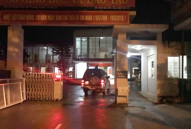 Tổ công tác của Bộ GD&ĐT làm việc liên tục cả buổi tối để rà soát, xác minh các dấu hiệu bất thường tại cụm thi Sở GD&ĐT Sơn La. Ảnh: Trần Thanh