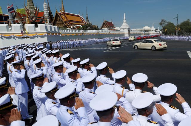 Quốc vương và Hoàng hâu Thái Lan di chuyển vào cung điện để chuẩn bị cho lễ đăng quang. (Ảnh: Reuters) Quốc vương và Hoàng hâu Thái Lan di chuyển vào cung điện để chuẩn bị cho lễ đăng quang. (Ảnh: Reuters)