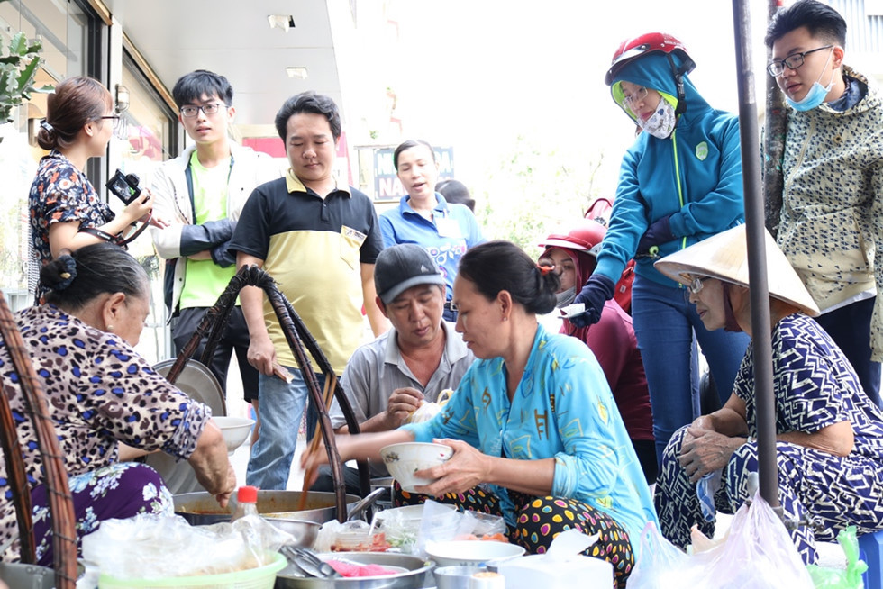 Nhiều người đến trễ đành ngậm ngùi ra về. Ảnh: ANH LÊ. Nhiều người đến trễ đành ngậm ngùi ra về. Ảnh: ANH LÊ.