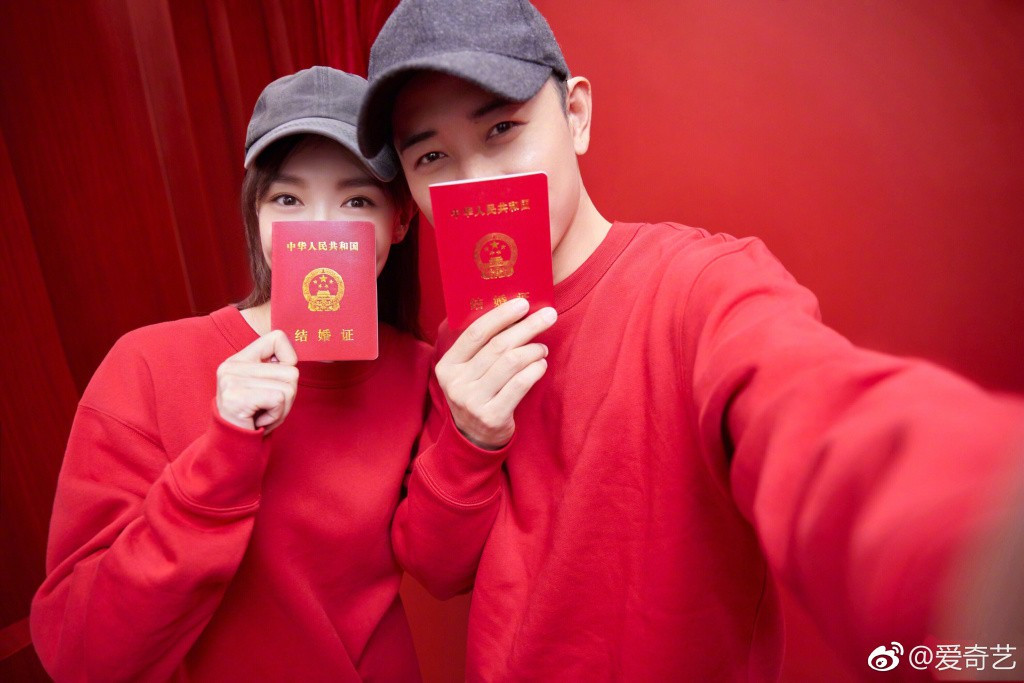 La Tấn và Đường Yên khoe giấy chứng nhận kết hôn.