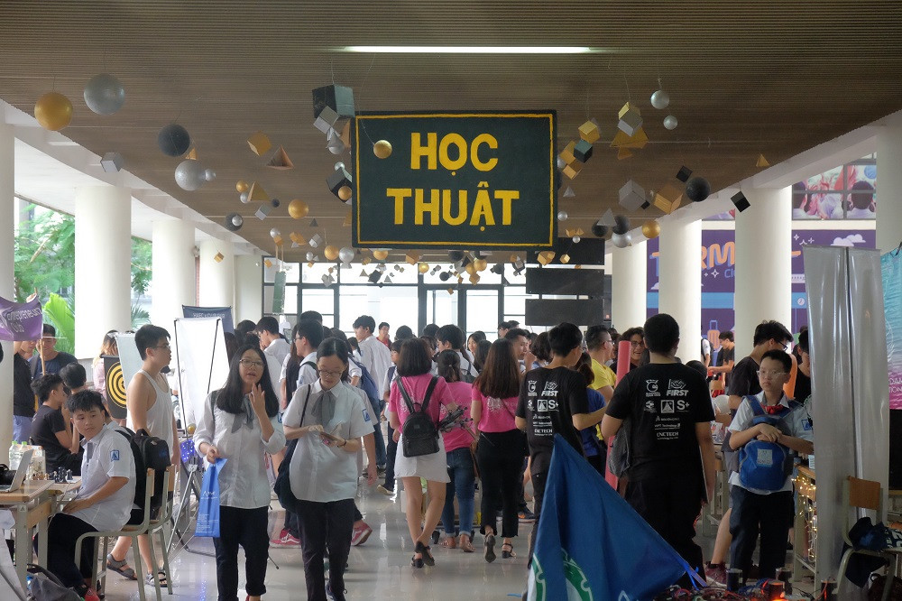 Hội chợ câu lạc bộ năm nay được chia thành 4 khu: Học thuật, Nghệ thuật, Xã hội, Thể thao. Hội chợ câu lạc bộ năm nay được chia thành 4 khu: Học thuật, Nghệ thuật, Xã hội, Thể thao.