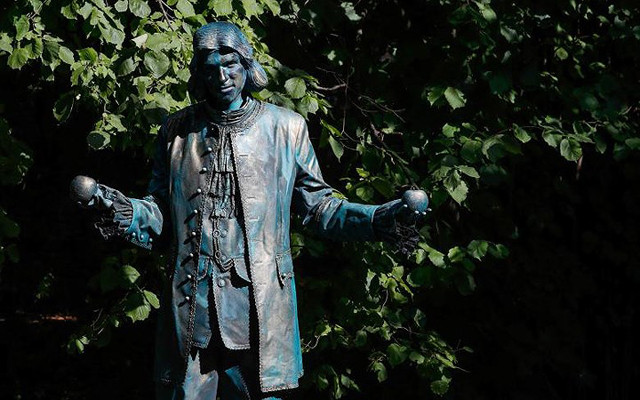 Còn đây là “bản sao” Issac Newton. Còn đây là “bản sao” Issac Newton.