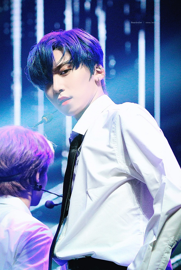 Keon Hee (Oneus) đẹp ma mị, đầy nam tính trên sân khấu một phần nhờ màu xanh biếc trên mái tóc.