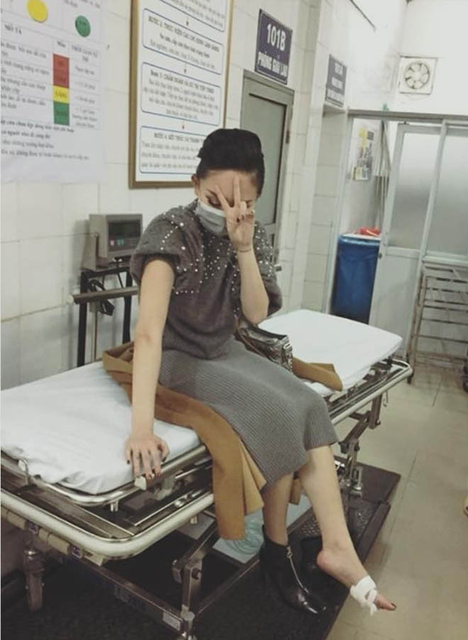 Tóc Tiên phải nhập viện ngay đúng đêm Giao thừa. Tóc Tiên phải nhập viện ngay đúng đêm Giao thừa.