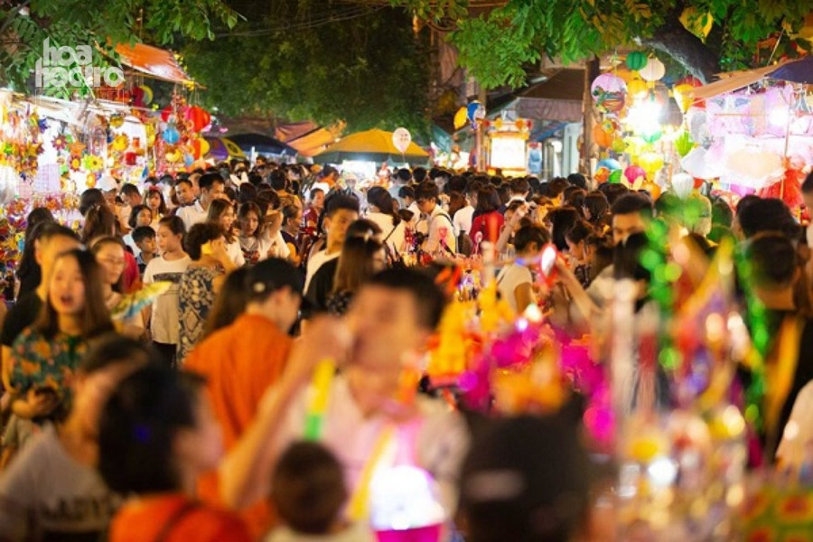 Ngay khi trời vừa tối, những địa điểm vui chơi nổi tiếng như Hàng Mã, phố đi bộ đã chật ních người qua lại. Ngay khi trời vừa tối, những địa điểm vui chơi nổi tiếng như Hàng Mã, phố đi bộ đã chật ních người qua lại.