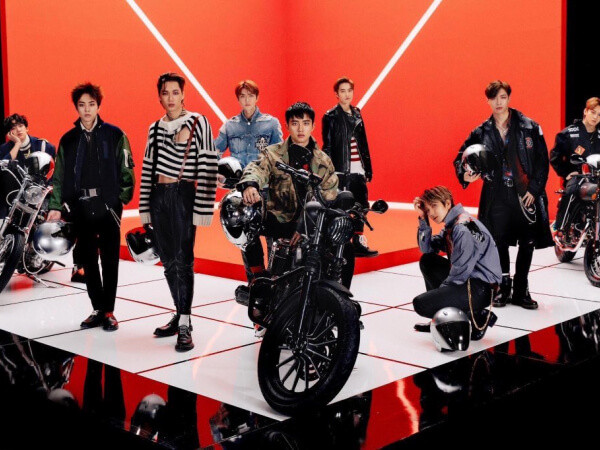 Ở vị trí thứ ba là EXO với 3.564.879 điểm. Ở vị trí thứ ba là EXO với 3.564.879 điểm.