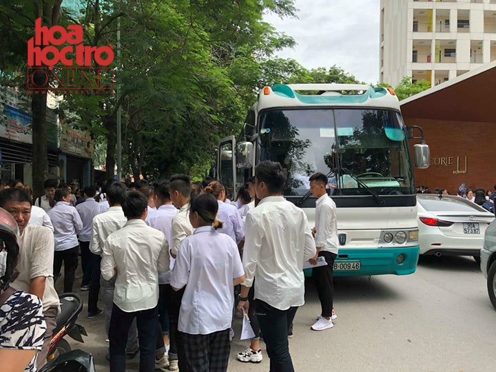 Nào mình cùng lên xe bus, nào mình cùng... đi thi nhé!