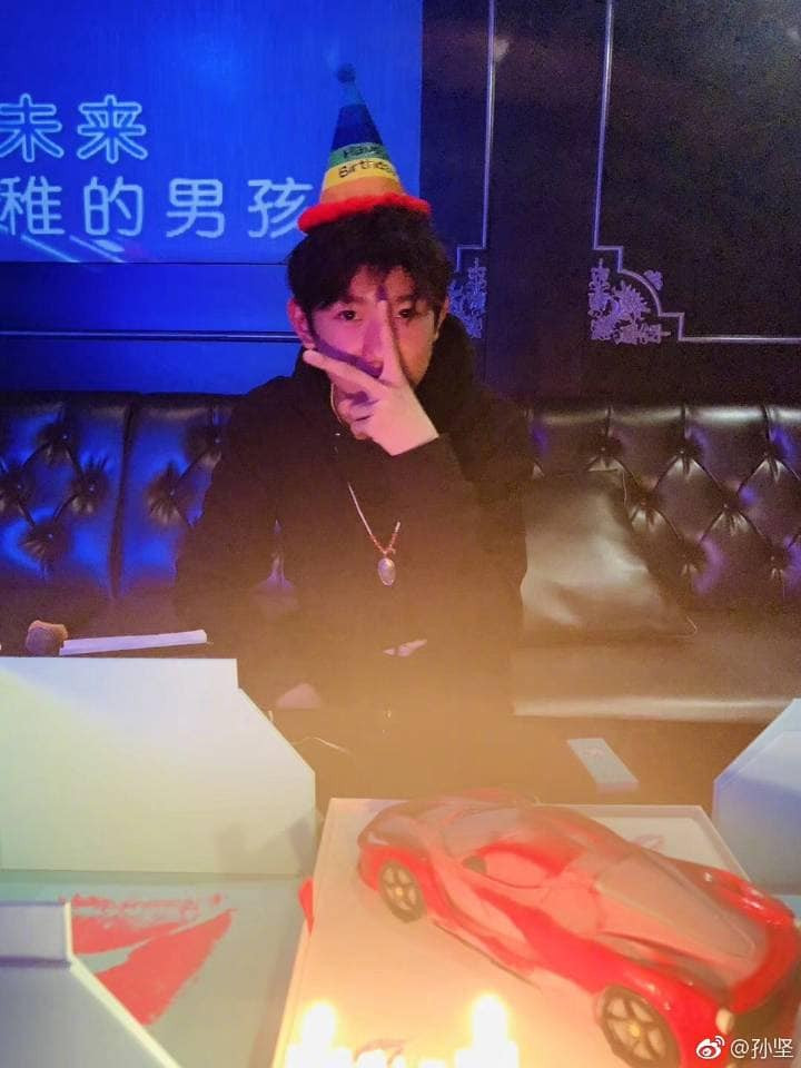 Vương nguyên đón sinh nhật 18 tuổi.(Ảnh: weibo) Vương nguyên đón sinh nhật 18 tuổi.(Ảnh: weibo)