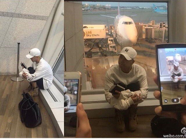 Đằng sau một bức ảnh do fansite tung ra. Đằng sau một bức ảnh do fansite tung ra.