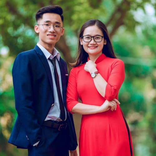 Minh Hiếu và cô giáo dạy Lịch sử Phùng Thị Ngọc Bích.