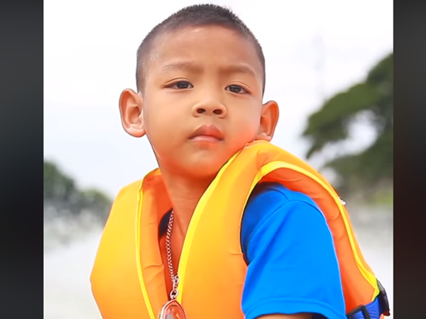 Khuôn mặt, cawpk mắt rất chăm chú nhìn đường. Khuôn mặt, cawpk mắt rất chăm chú nhìn đường.
