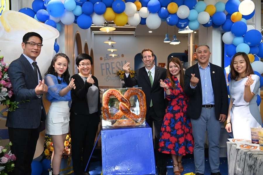 Cũng tại sự kiện này, chúng mình còn được nhìn thấy bánh pretzel siêu to khổng lồ nữa đấy! Cũng tại sự kiện này, chúng mình còn được nhìn thấy bánh pretzel siêu to khổng lồ nữa đấy!