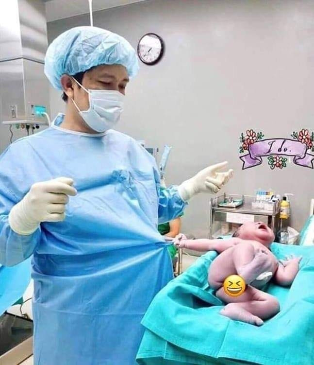Khoảnh khắc "cưng hết nấc" của em bé sơ sinh khi nắm chặt áo bác sĩ, gào khóc "ăn vạ" đốn tim cư dân mạng. Khoảnh khắc "cưng hết nấc" của em bé sơ sinh khi nắm chặt áo bác sĩ, gào khóc "ăn vạ" đốn tim cư dân mạng.