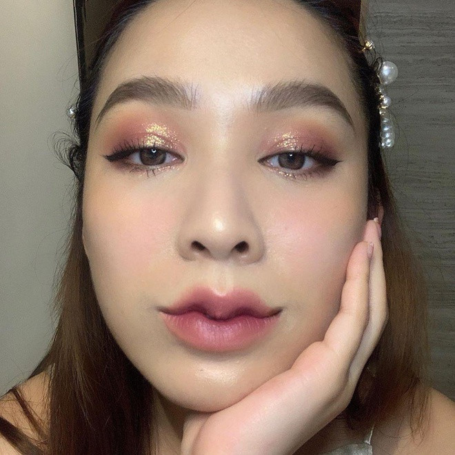 Vợ blogger Huy Cung và chuyên gia trang điểm Quách Ánh cũng tham gia trào lưu "môi mazda". Ảnh: Instagram NV. Vợ blogger Huy Cung và chuyên gia trang điểm Quách Ánh cũng tham gia trào lưu "môi mazda". Ảnh: Instagram NV.
