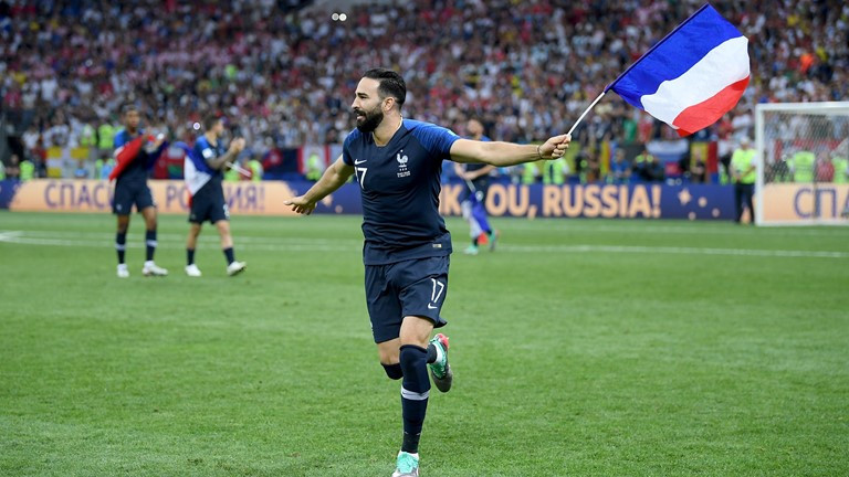 Adil Rami giương cao lá cờ Pháp.