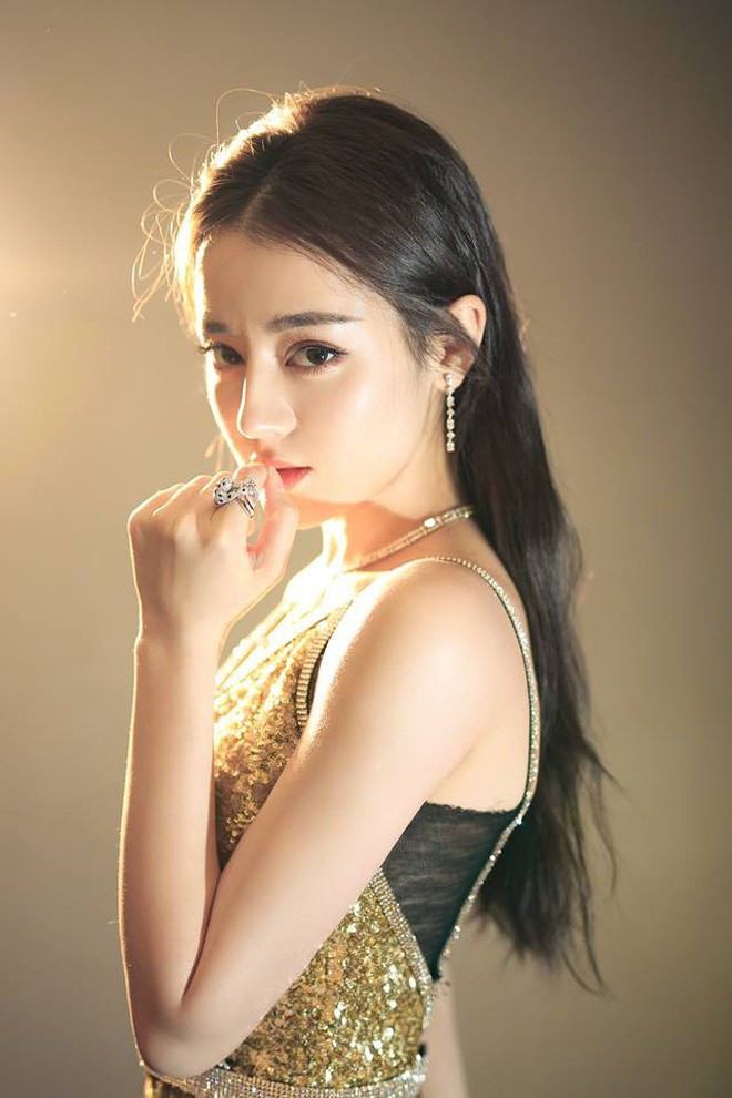 Mỹ nhân Tân Cương với một năm đầy thành công. Mỹ nhân Tân Cương với một năm đầy thành công.
