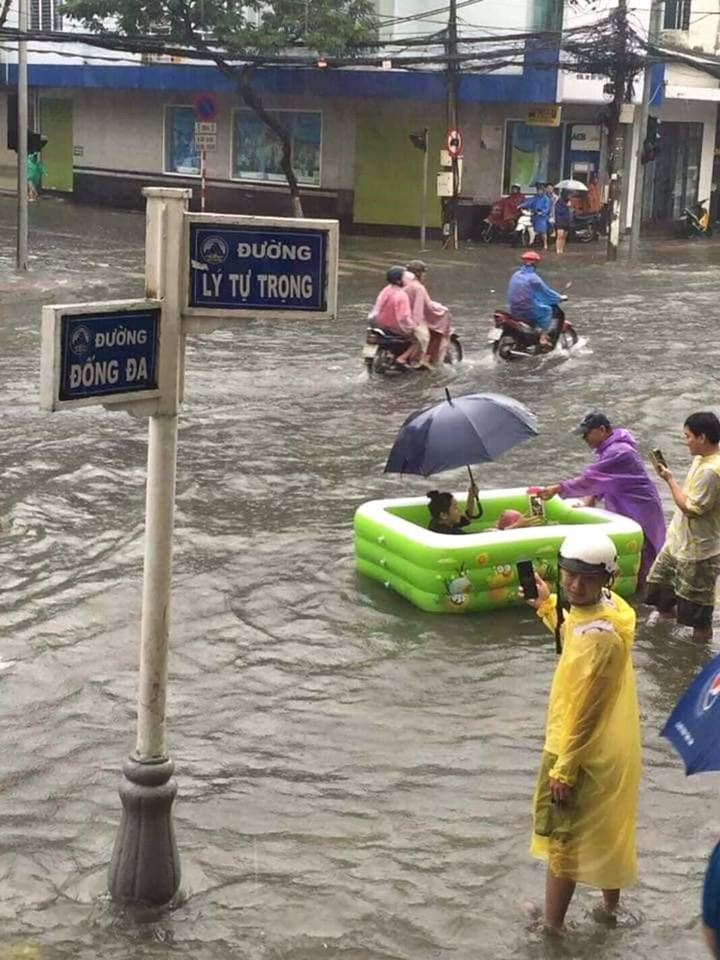 Một hình ảnh ngộ nghĩnh trên đường phố Đà Nẵng hôm nay. (Ảnh: Shinn - Re-up: Yêu Đà Nẵng) Một hình ảnh ngộ nghĩnh trên đường phố Đà Nẵng hôm nay. (Ảnh: Shinn - Re-up: Yêu Đà Nẵng)