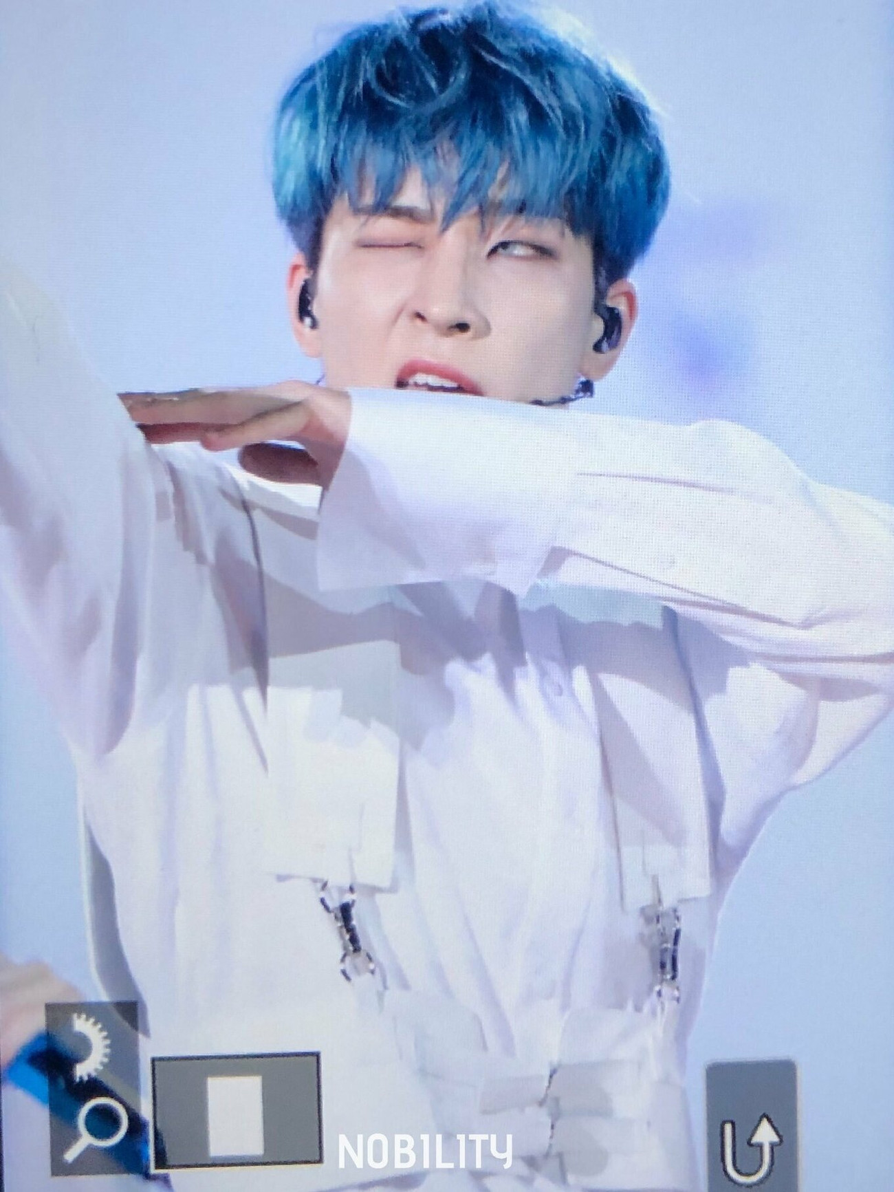 Woon Woo (Seventeen) gây bất ngờ khi xuất hiện với mái tóc xanh mới ở MAMA 2019.