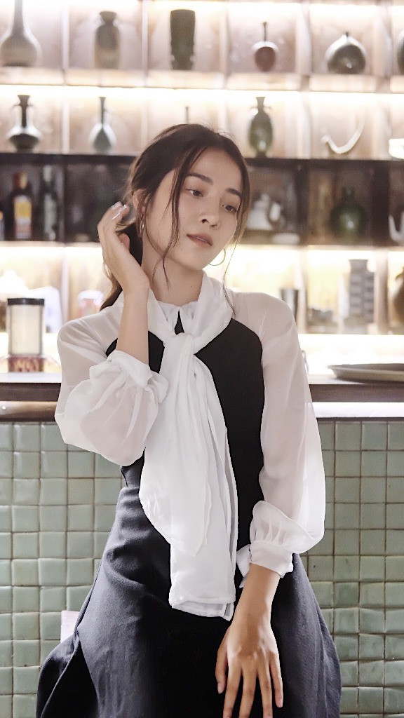 Karen thu hút người đối diện với vẻ đẹp khoẻ khoắn hiện đại, thân hình cân đối nhờ vào việc tập gym được cho là niềm đam mê của cô. Karen thu hút người đối diện với vẻ đẹp khoẻ khoắn hiện đại, thân hình cân đối nhờ vào việc tập gym được cho là niềm đam mê của cô.