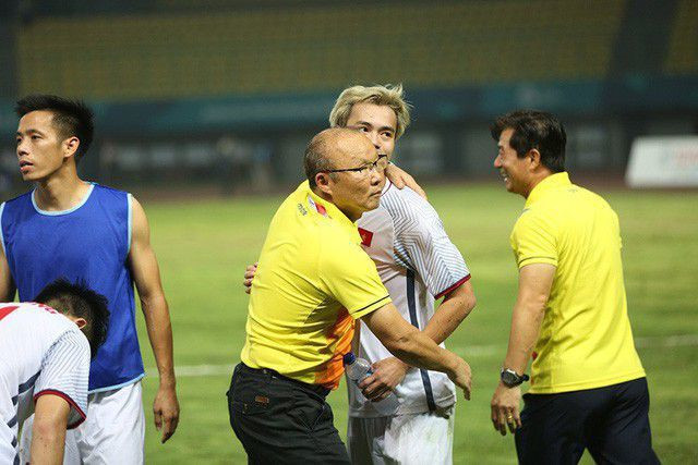 Người đại diện Lee Dong Jun khẳng định thầy Park sẽ gắn bó lâu dài với bóng đá Việt Nam. Người đại diện Lee Dong Jun khẳng định thầy Park sẽ gắn bó lâu dài với bóng đá Việt Nam.