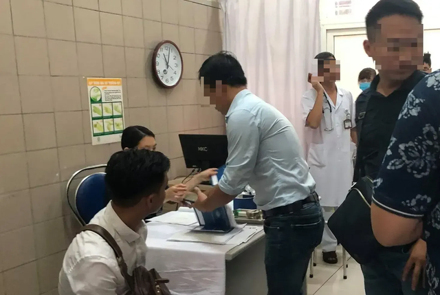 Người dân đi xét nghiệm thuỷ ngân tại Trung tâm chống độc (Bệnh viện Bạch Mai). Người dân đi xét nghiệm thuỷ ngân tại Trung tâm chống độc (Bệnh viện Bạch Mai).