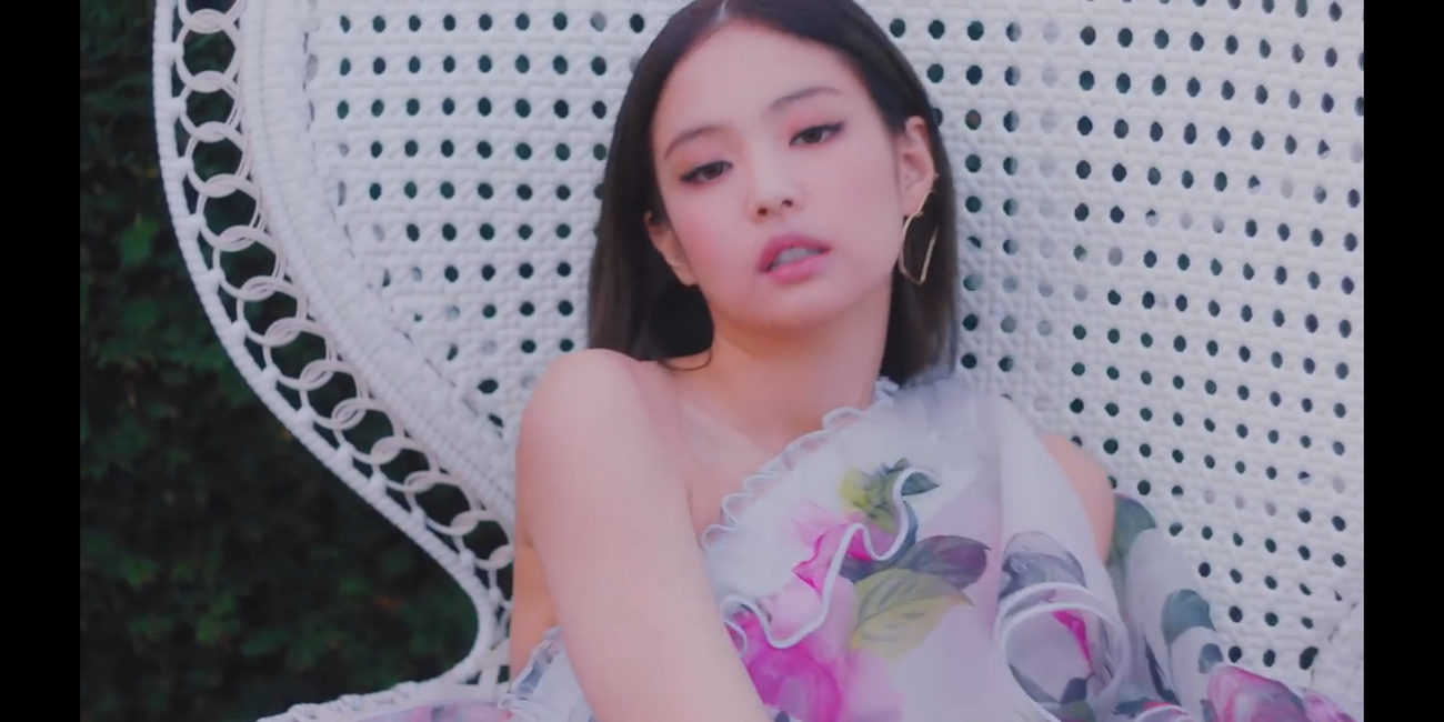 Cô nàng lung linh trong bộ váy xuất hiện ở teaser trước đó. Cô nàng lung linh trong bộ váy xuất hiện ở teaser trước đó.
